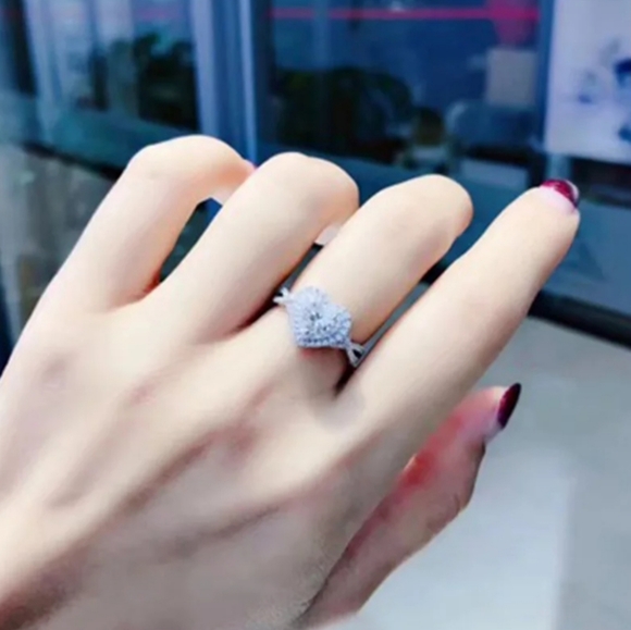 NEW 925 STERLING SILVER WHITE SAPPHIRE RING! - Picture 2 of 5